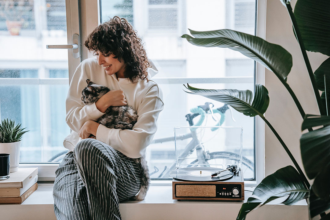 woman-with-cat-and-plant