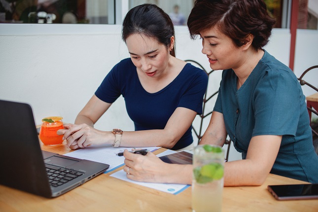 House sitter and homeowner signing contract