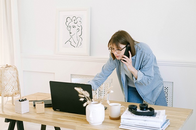 Woman contacting FreePetSitters